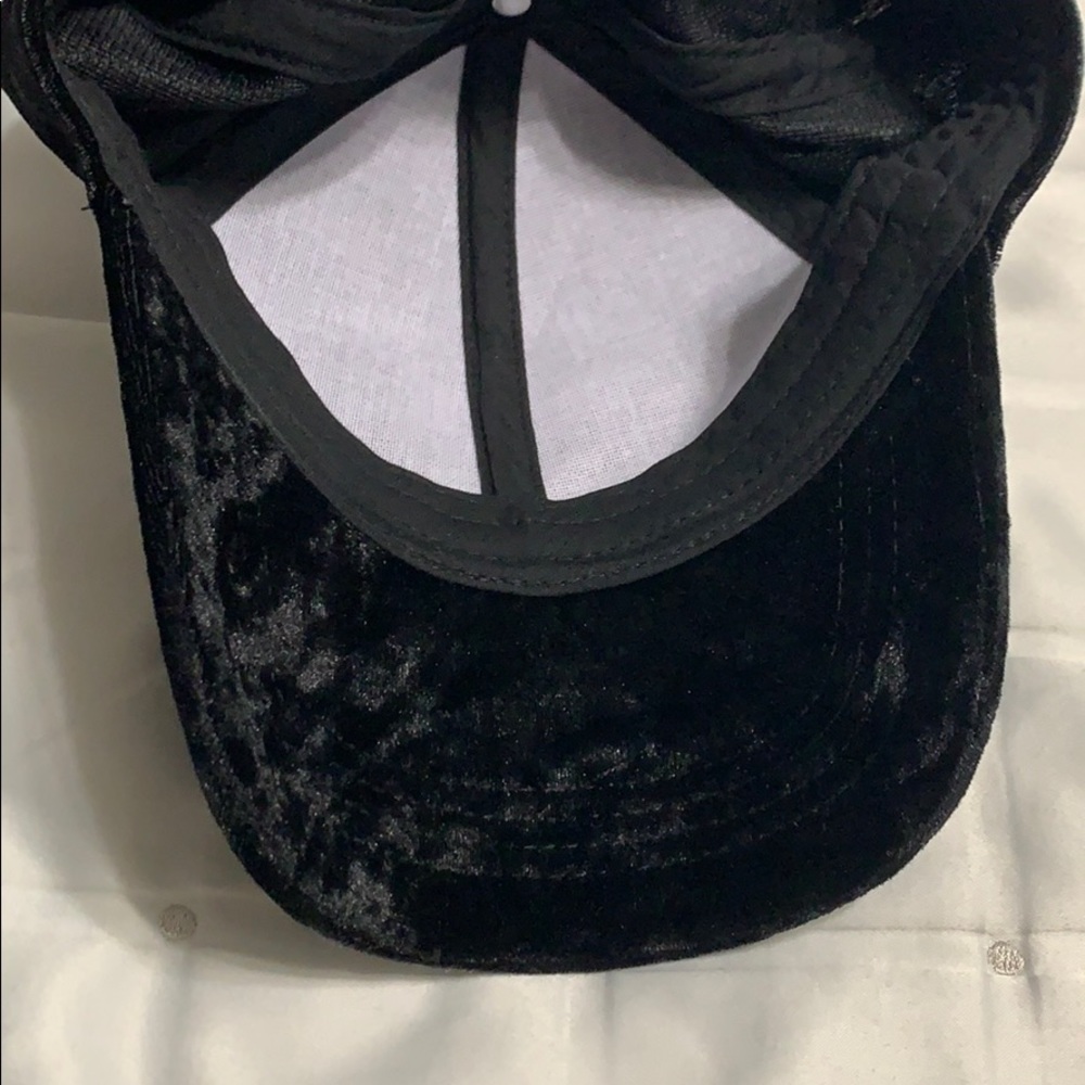 Tillys hat - Picture 3 of 3